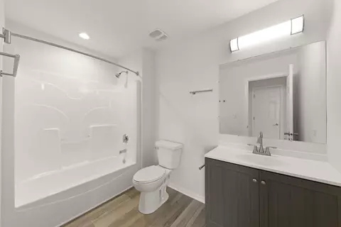 Bath - 3054 Mosedale St, Elgin, IL 60124 photo 3 of 4