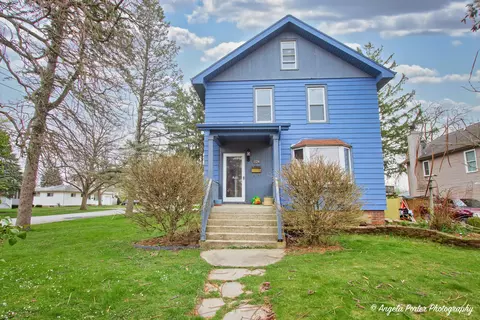 1324 Queen Anne St, Woodstock, IL 60098