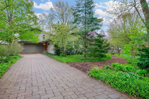 5725 Hillcrest Rd, Downers Grove, IL 60516