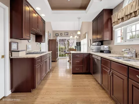 Kitchen - 21 S Old Mill Ln, Burr Ridge, IL 60527 photo 2 of 4
