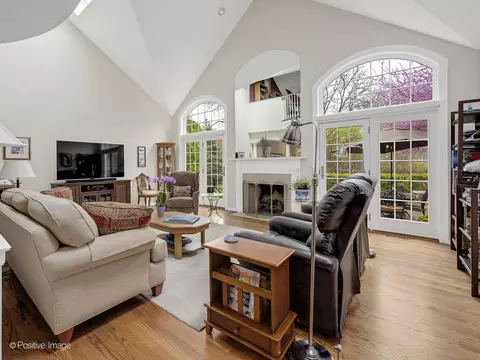 Living - 21 S Old Mill Ln, Burr Ridge, IL 60527 photo 4 of 6