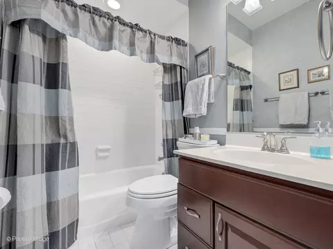 Bath - 21 S Old Mill Ln, Burr Ridge, IL 60527 photo 2 of 3