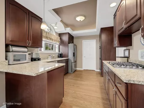 Kitchen - 21 S Old Mill Ln, Burr Ridge, IL 60527 photo 4 of 4