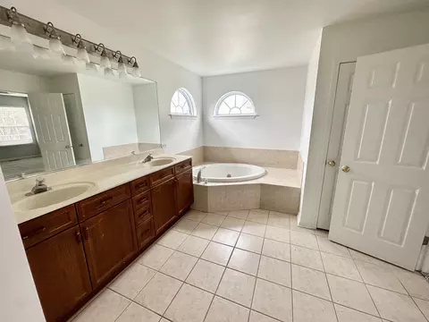 Bath - 33789 N Summerfields Dr, Gurnee, IL 60031 photo 2 of 2
