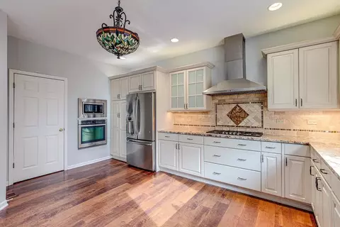 Kitchen - 33789 N Summerfields Dr, Gurnee, IL 60031 photo 5 of 7
