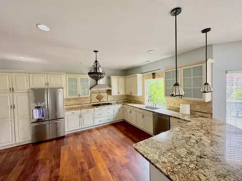 Kitchen - 33789 N Summerfields Dr, Gurnee, IL 60031 photo 4 of 7