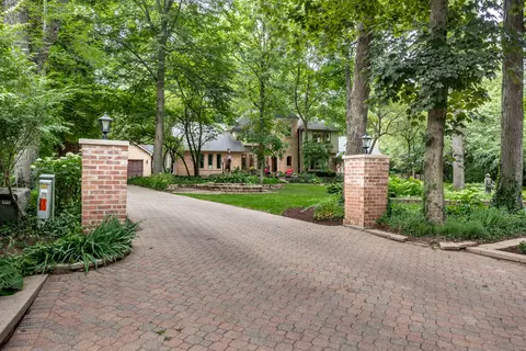 38 W386 Burr Oak Ln, Saint Charles, IL 60175