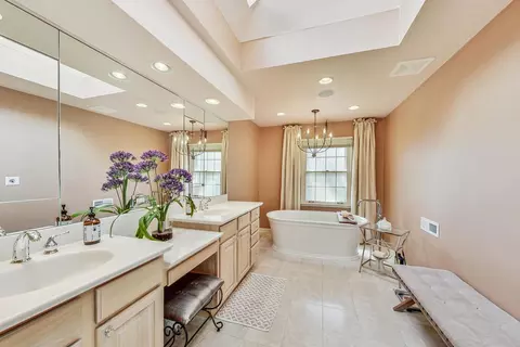 Bath - 500 Standish Dr, Deerfield, IL 60015 photo 1 of 6