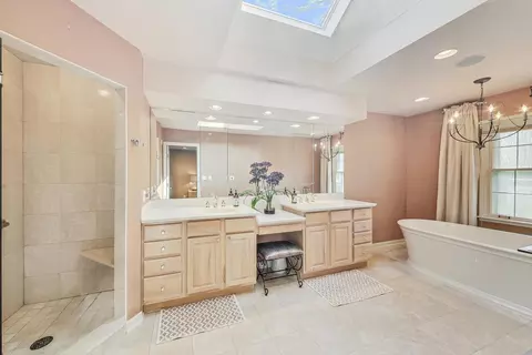 Bath - 500 Standish Dr, Deerfield, IL 60015 photo 2 of 6