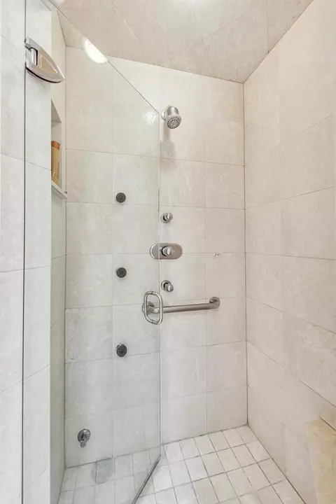 Bath - 500 Standish Dr, Deerfield, IL 60015 photo 4 of 6