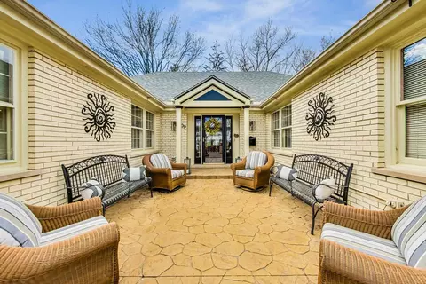 Living - 500 Standish Dr, Deerfield, IL 60015 photo 1 of 7