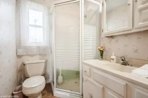 Bath - 4000 Owl Dr, Rolling Meadows, IL 60008 photo 2 of 2