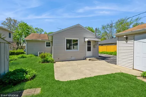 Exterior - 4000 Owl Dr, Rolling Meadows, IL 60008 photo 2 of 3