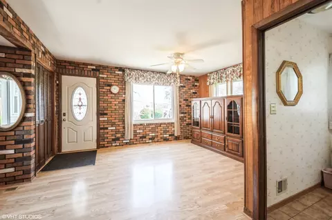 Entry Way - 4000 Owl Dr, Rolling Meadows, IL 60008 photo 1 of 1