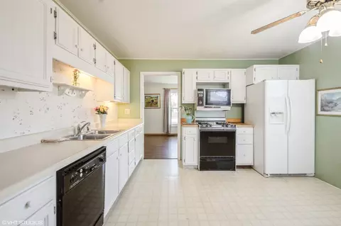 Kitchen - 4000 Owl Dr, Rolling Meadows, IL 60008 photo 1 of 1