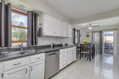 Kitchen - 1291 Meyer Ct, Naperville, IL 60564 photo 2 of 7