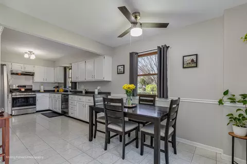 Kitchen - 1291 Meyer Ct, Naperville, IL 60564 photo 3 of 7