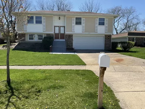 1315 W New Britton Dr, Hoffman Estates, IL 60192 photo 2