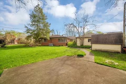 Exterior - 234 Pinehurst Dr, Des Plaines, IL 60016 photo 9 of 10