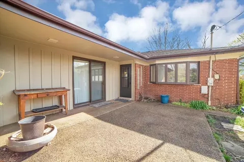 Exterior - 234 Pinehurst Dr, Des Plaines, IL 60016 photo 7 of 10