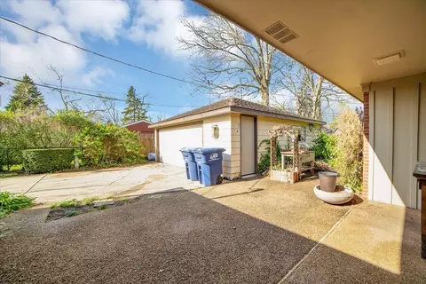 Exterior - 234 Pinehurst Dr, Des Plaines, IL 60016 photo 6 of 10