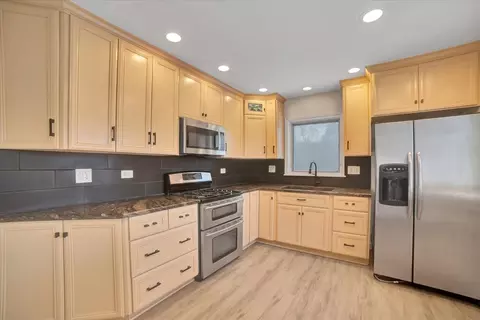 Kitchen - 234 Pinehurst Dr, Des Plaines, IL 60016 photo 2 of 3