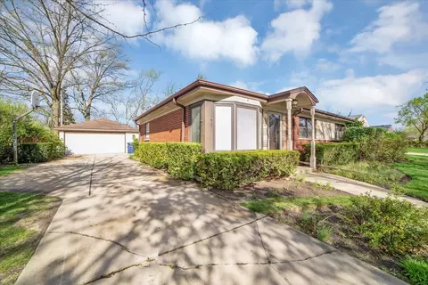 Exterior - 234 Pinehurst Dr, Des Plaines, IL 60016 photo 3 of 10