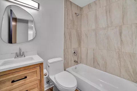 Bath - 234 Pinehurst Dr, Des Plaines, IL 60016 photo 1 of 4