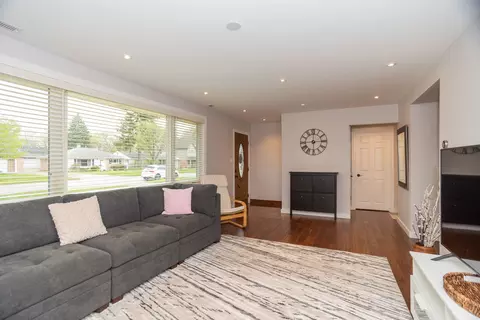 1087 S 6th Ave, Des Plaines, IL 60016 photo 4