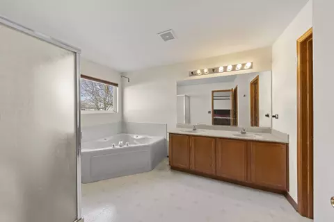 Bath - 5301 Brier Glen Dr, Plainfield, IL 60586 photo 1 of 1