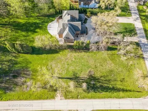 7703 Hamilton Ave, Burr Ridge, IL 60527 photo 2