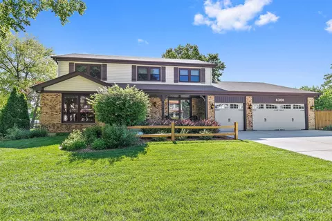 1301 Bridgeport Dr, Schaumburg, IL 60193