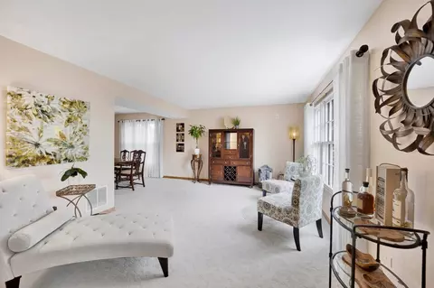 Living - 1095 John Dr, Hoffman Estates, IL 60169 photo 2 of 4