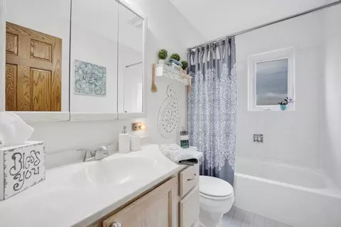 Bath - 1095 John Dr, Hoffman Estates, IL 60169 photo 2 of 3