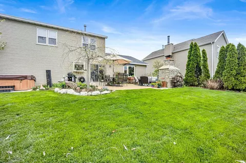 Exterior - 1095 John Dr, Hoffman Estates, IL 60169 photo 16 of 18
