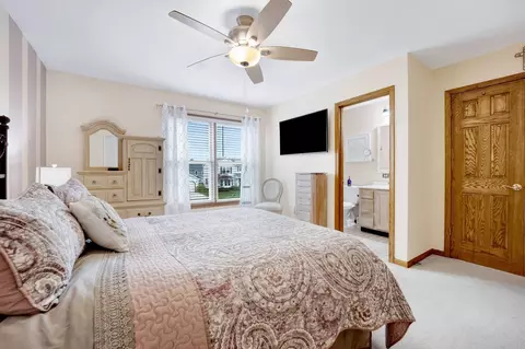 Bedroom - 1095 John Dr, Hoffman Estates, IL 60169 photo 3 of 4