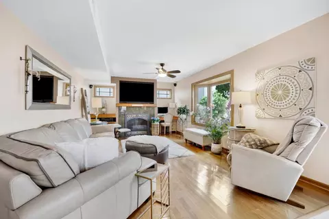Living - 1095 John Dr, Hoffman Estates, IL 60169 photo 4 of 4