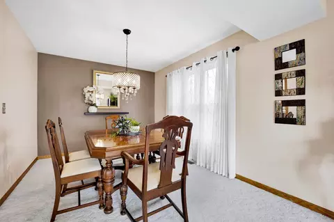 Dining - 1095 John Dr, Hoffman Estates, IL 60169 photo 3 of 4