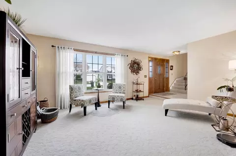 Living - 1095 John Dr, Hoffman Estates, IL 60169 photo 1 of 4