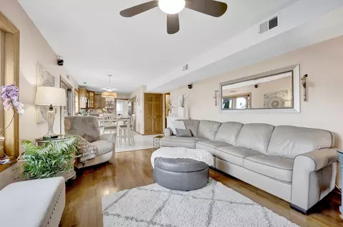 Living - 1095 John Dr, Hoffman Estates, IL 60169 photo 3 of 4