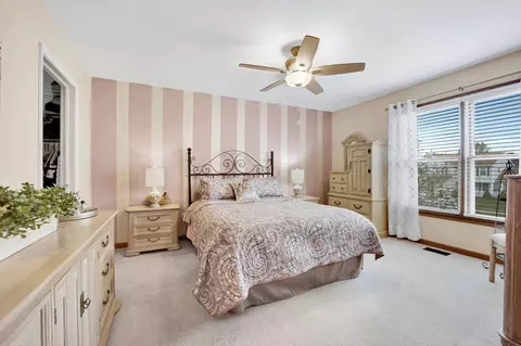 Bedroom - 1095 John Dr, Hoffman Estates, IL 60169 photo 1 of 4