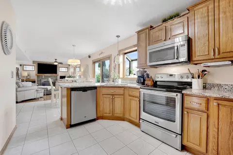 Kitchen - 1095 John Dr, Hoffman Estates, IL 60169 photo 2 of 2