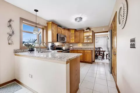 Kitchen - 1095 John Dr, Hoffman Estates, IL 60169 photo 1 of 2