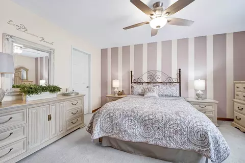 Bedroom - 1095 John Dr, Hoffman Estates, IL 60169 photo 2 of 4