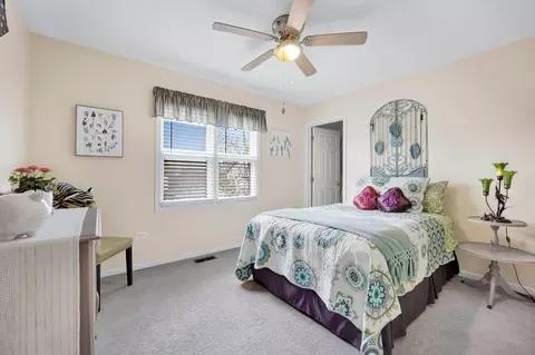 Bedroom - 1095 John Dr, Hoffman Estates, IL 60169 photo 4 of 4