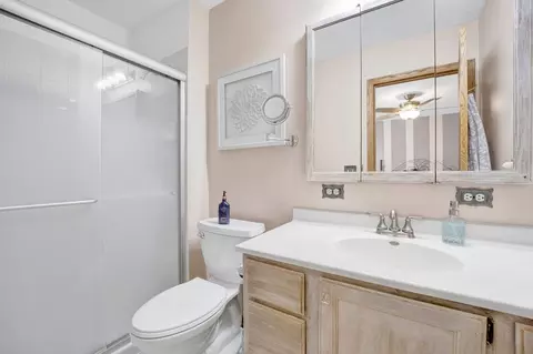 Bath - 1095 John Dr, Hoffman Estates, IL 60169 photo 1 of 3