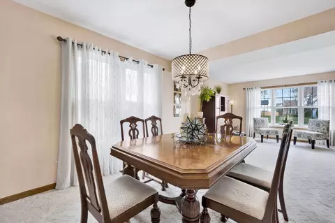 Dining - 1095 John Dr, Hoffman Estates, IL 60169 photo 4 of 4