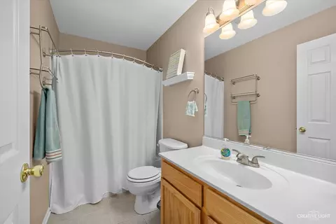 Bath - 3919 Blackstone Dr, Aurora, IL 60504 photo 3 of 3