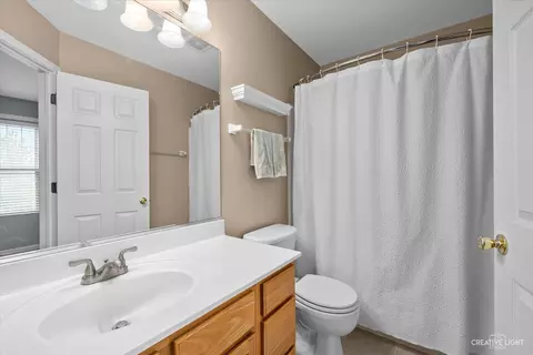 Bath - 3919 Blackstone Dr, Aurora, IL 60504 photo 2 of 3