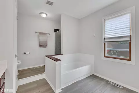 Bath - 1704 N Donovan St, Mchenry, IL 60050 photo 3 of 4